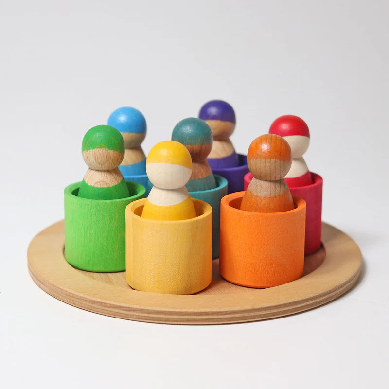 Sieben Freunde in Holzschälchen